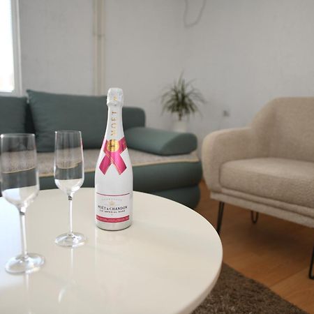 סקופיה Cinema Vardar Apartment מראה חיצוני תמונה